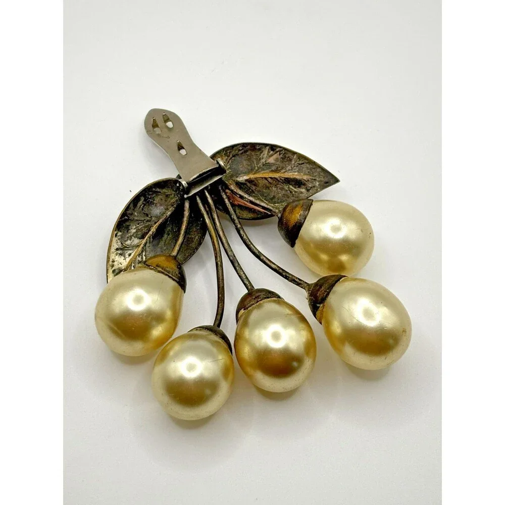 Vintage Faux Pearl Clip Teardrop Design Bronze Leafy Setting Jewelry Brooch Pin